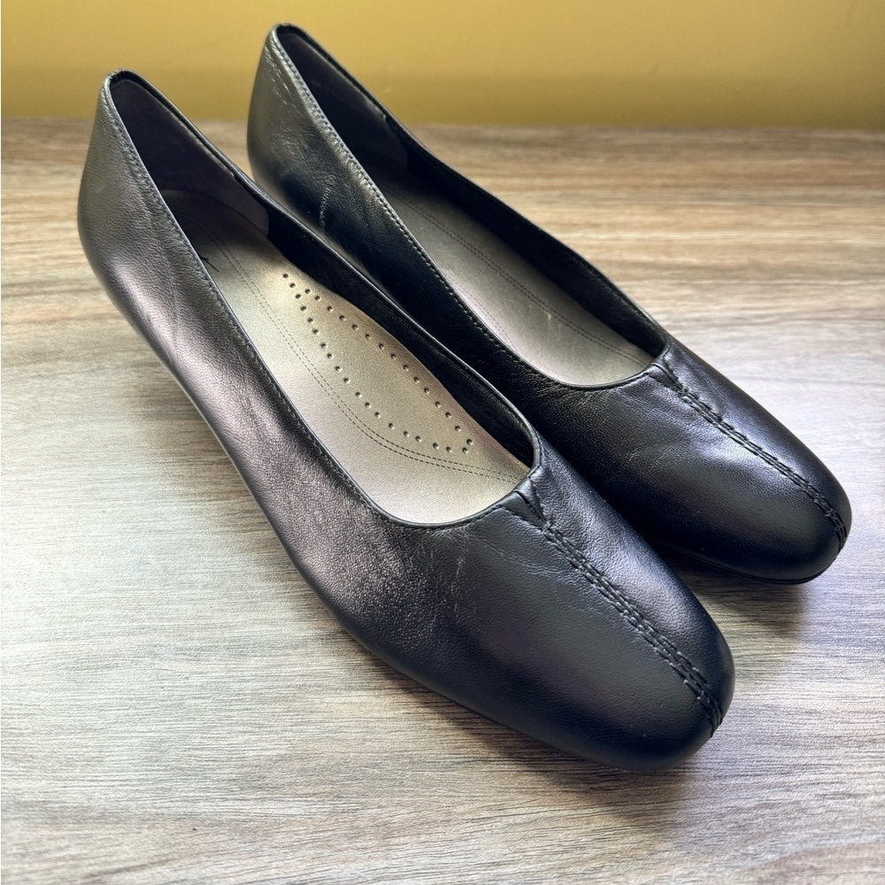 Like new Trotters black soft leather pump (1.5” heel). 8 narrow